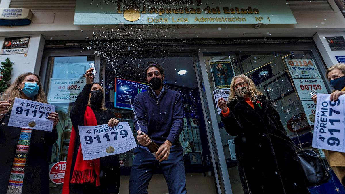 Trabajadores de la administración de lotería 'Doña Lola' de Toledo celebrando la venta del número 91179, agraciado con el cuarto premio. — EFE/Ángeles Visdómine