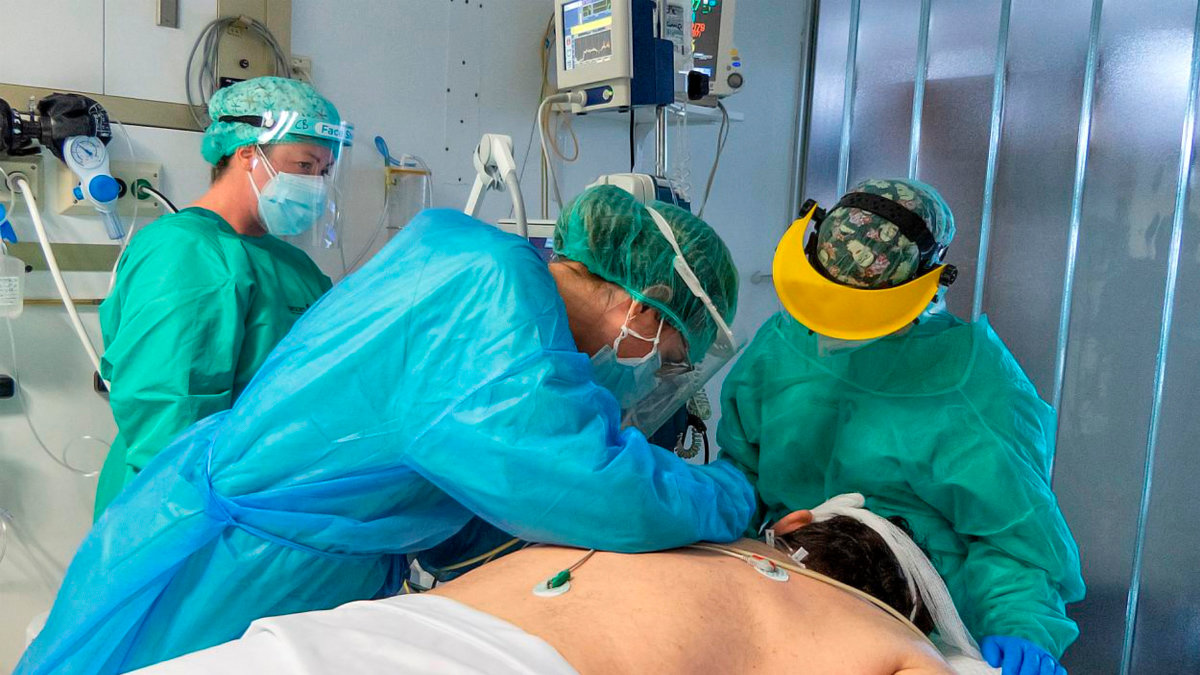 Intensivistas del Servicio de Salud de Castilla-La Mancha (Sescam) atendiendo a un enfermo de covid. — ARCHIVO