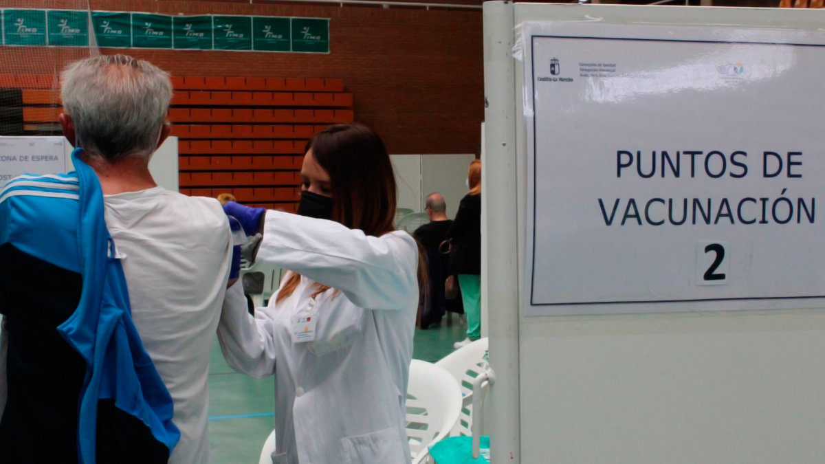 Punto de vacunación masiva instalado el pasado mes de marzo en el Pabellón Ferial de Albacete. — ARCHIVO