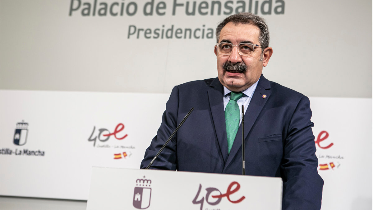 El titular de Sanidad, Jesús Fernández Sanz, en la rueda de prensa posterior al Consejo de Gobierno extraordinario.— E. GONZÁLEZ