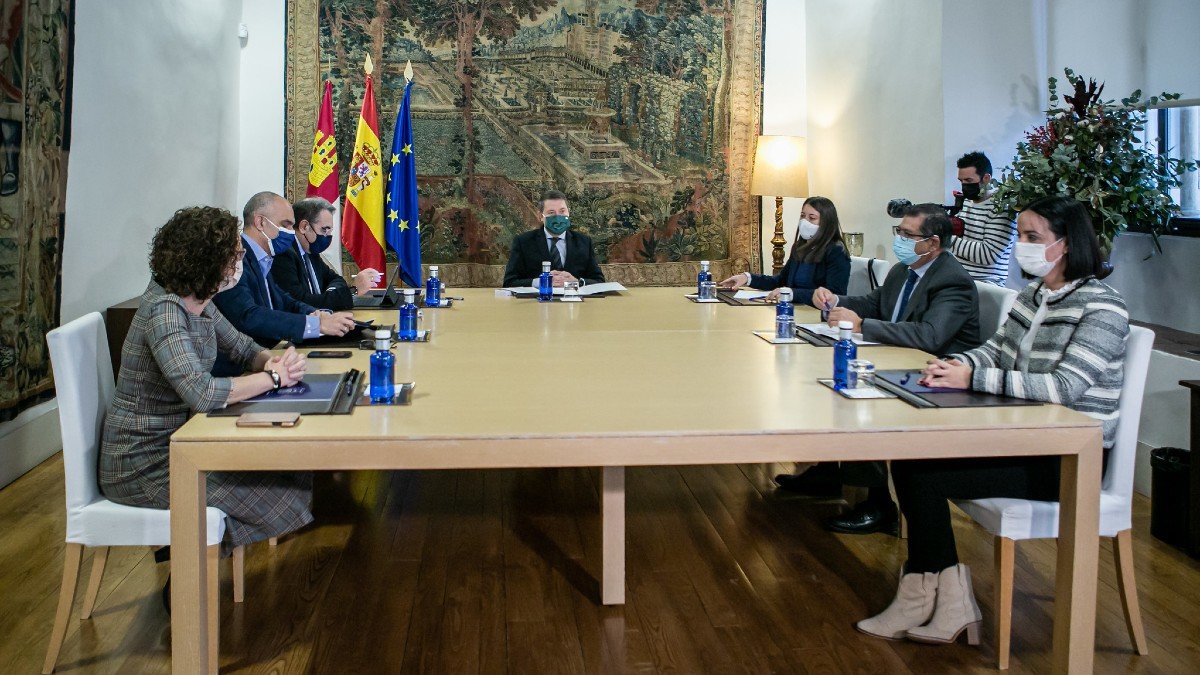 García-Page ha presidido la reunión de la Comisión de Salud Pública y Vacunación de Castilla-La Mancha. | JCCM