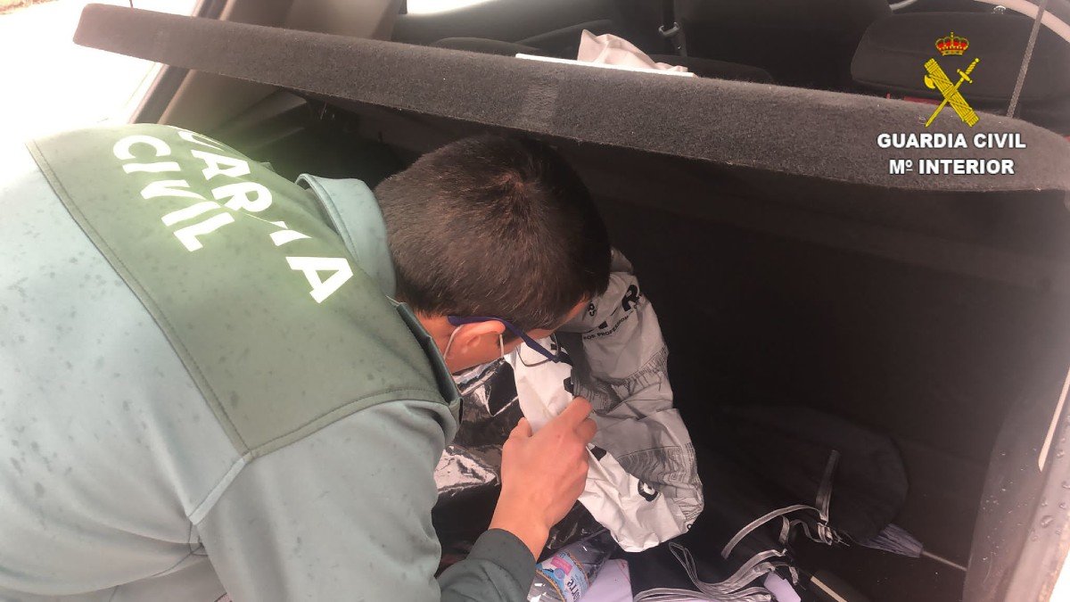 Los agentes localizaron en el maletero del vehículo dos bolsas con marihuana. | GUARDIA CIVIL
