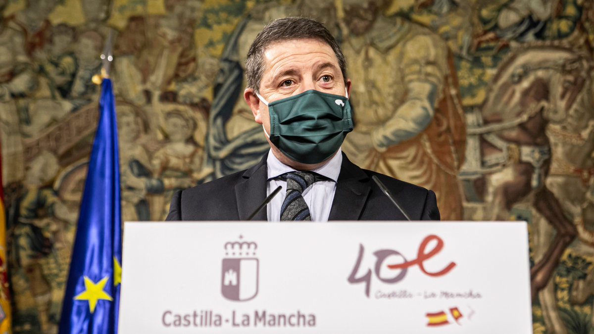 El jefe el Ejecutivo castellanomanchego, Emiliano García-Page, compareciendo ante los medios tras una reunión de la Comisión de Salud Pública.— E. GONZÁLEZ