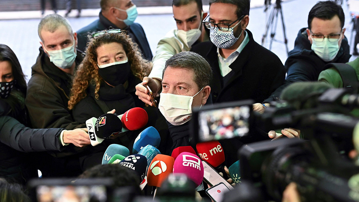 El presidente de Castilla-La Mancha, Emiliano García-Page, atendiendo a los medios antes de entrar en la sede nacional del PSOE, en la calle Ferraz de Madrid.— FERNANDO VILLAR / EFE