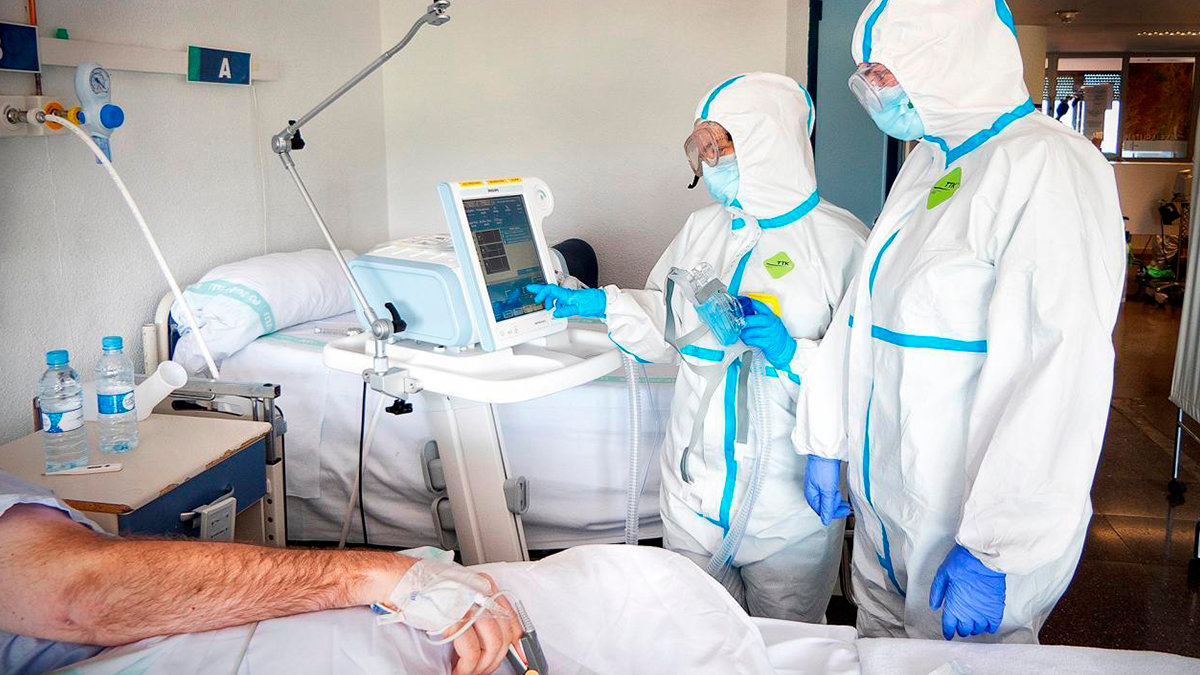 Una pareja de enfermeros atendiendo a un paciente con covid. — ARCHIVO