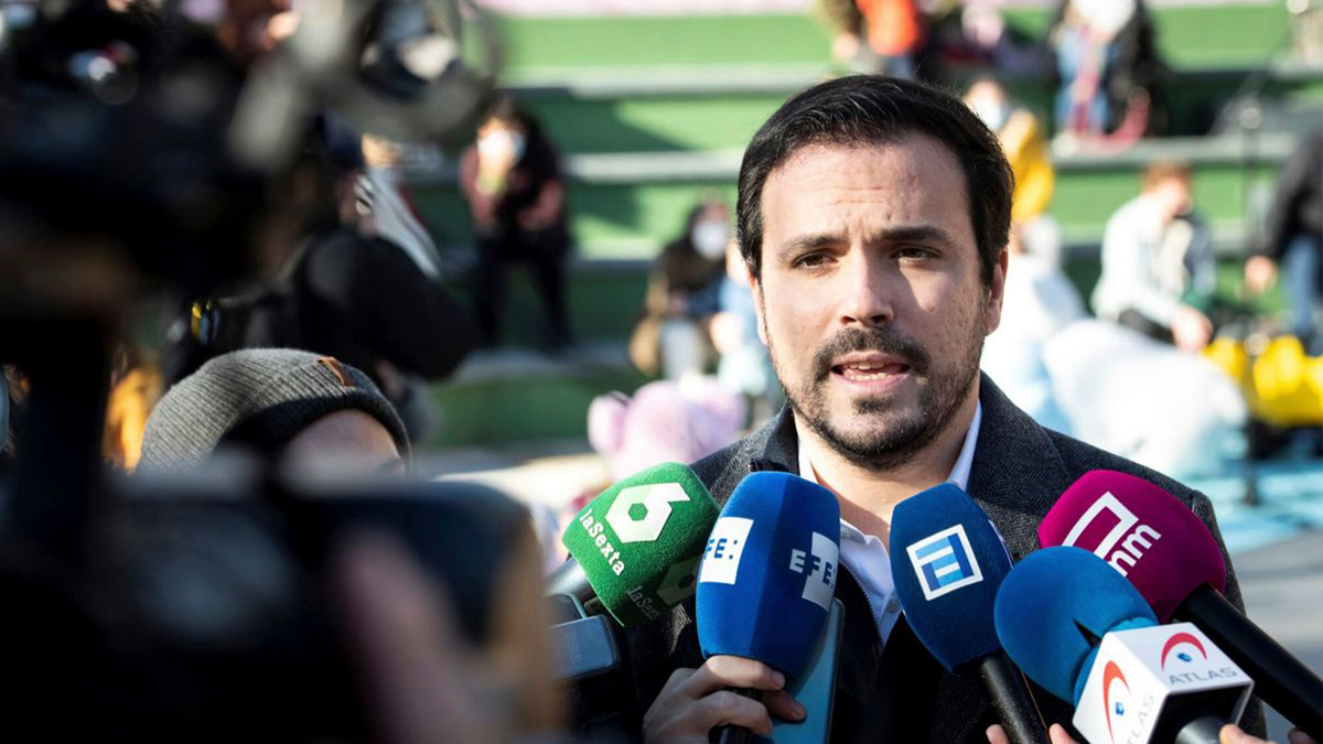 Alberto Garzón atendiendo a los medios durante la "huelga de juguetes".— LUCA PIERGIOVANNI / EFE