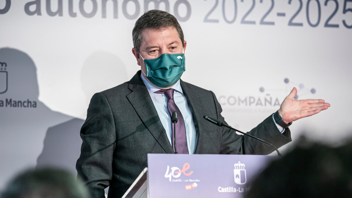 El presidente de Castilla-La Mancha, Emiliano García-Page, presentando la Estrategia de impulso al Trabajo Autónomo 2022-2025.— E. GONZÁLEZ