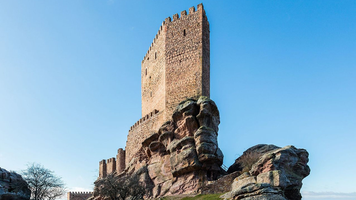 El castillo de Zafra (Guadalajara) fue la 'Torre de la Alegría' en la sexta temporada de Juego de Tronos. —  DIEGO DELSO