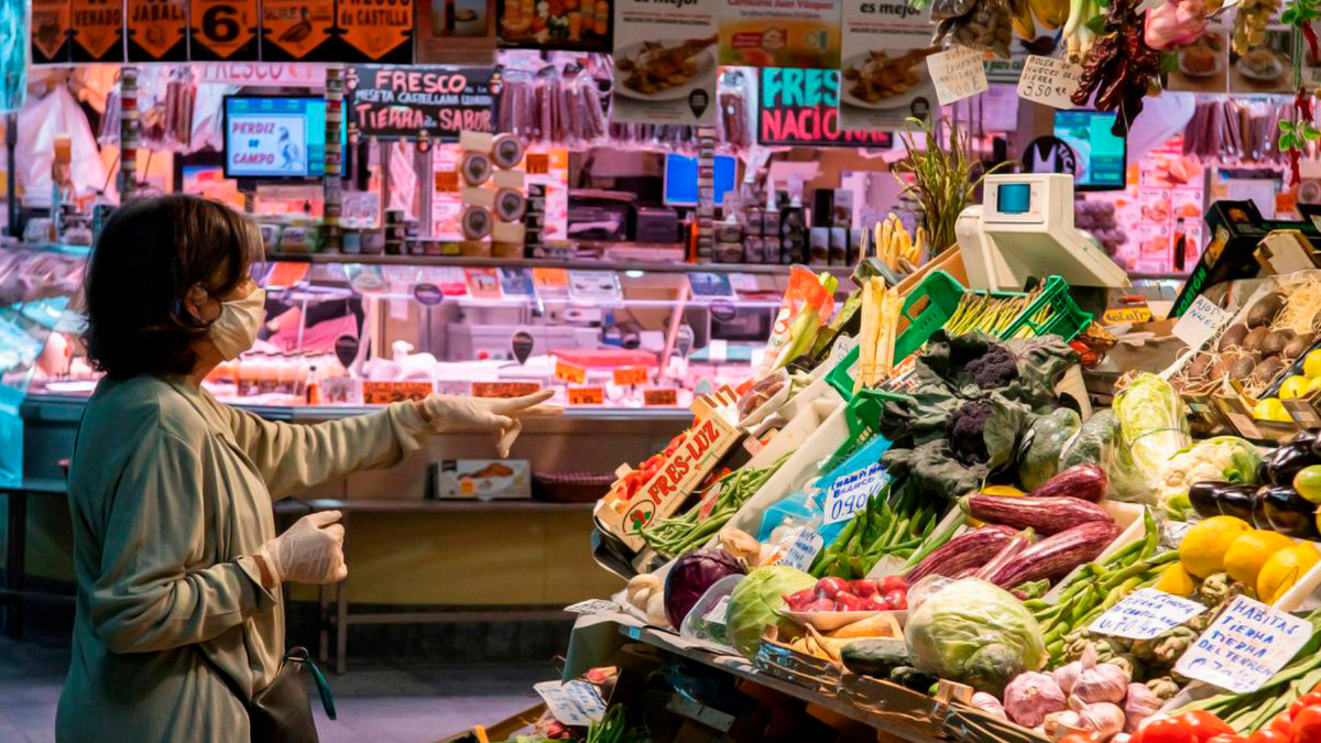 Una mujer comprando en un mercado. — EFE/ARCHIVO
