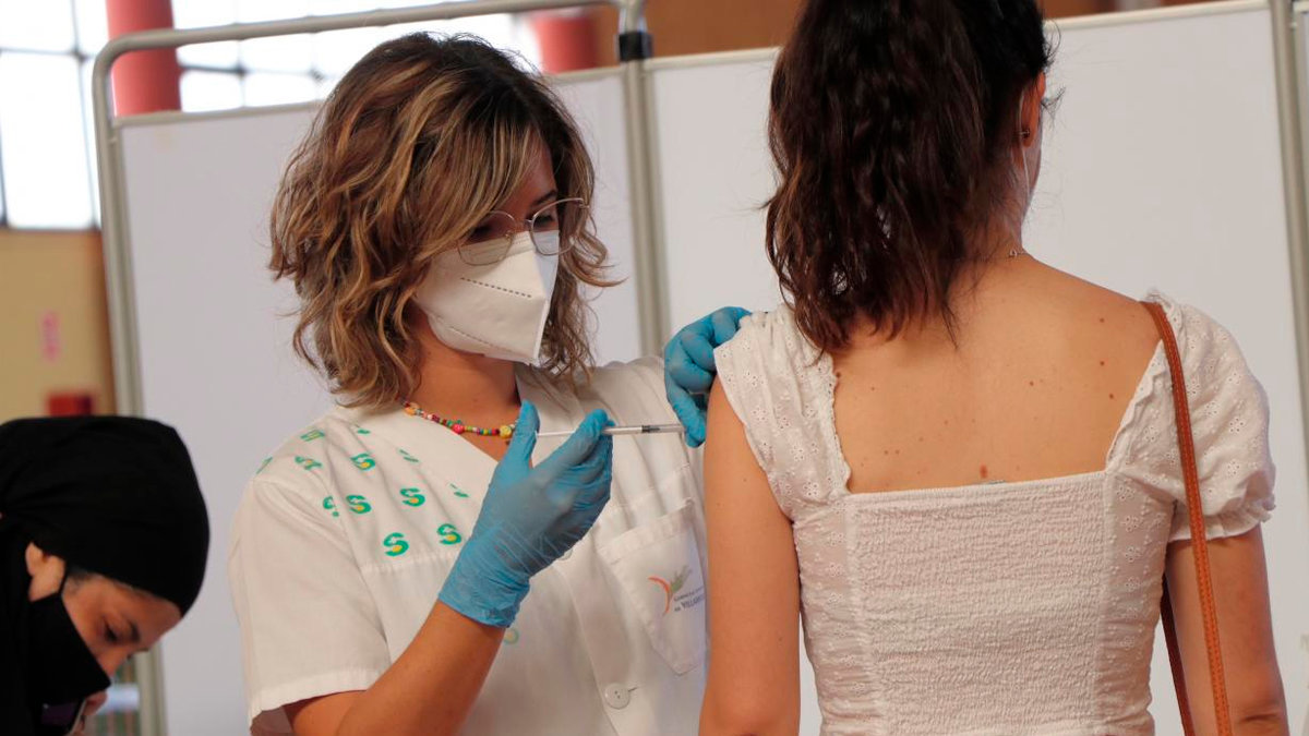 Enfermera vacunando a una joven en un punto masivo de Villarrobledo, en Albacete. — SESCAM
