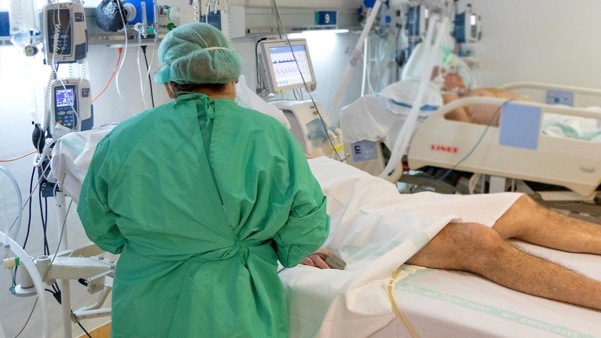 Los hospitales de la región tienen 525 pacientes covid en cama convencional. | JCCM