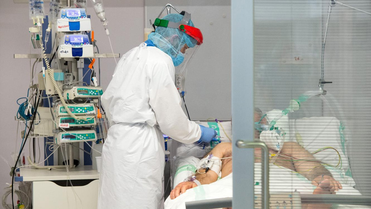 Personal sanitario del Servicio de Salud de Castilla-La Mancha (Sescam) atendiendo a un paciente covid. — ARCHIVO