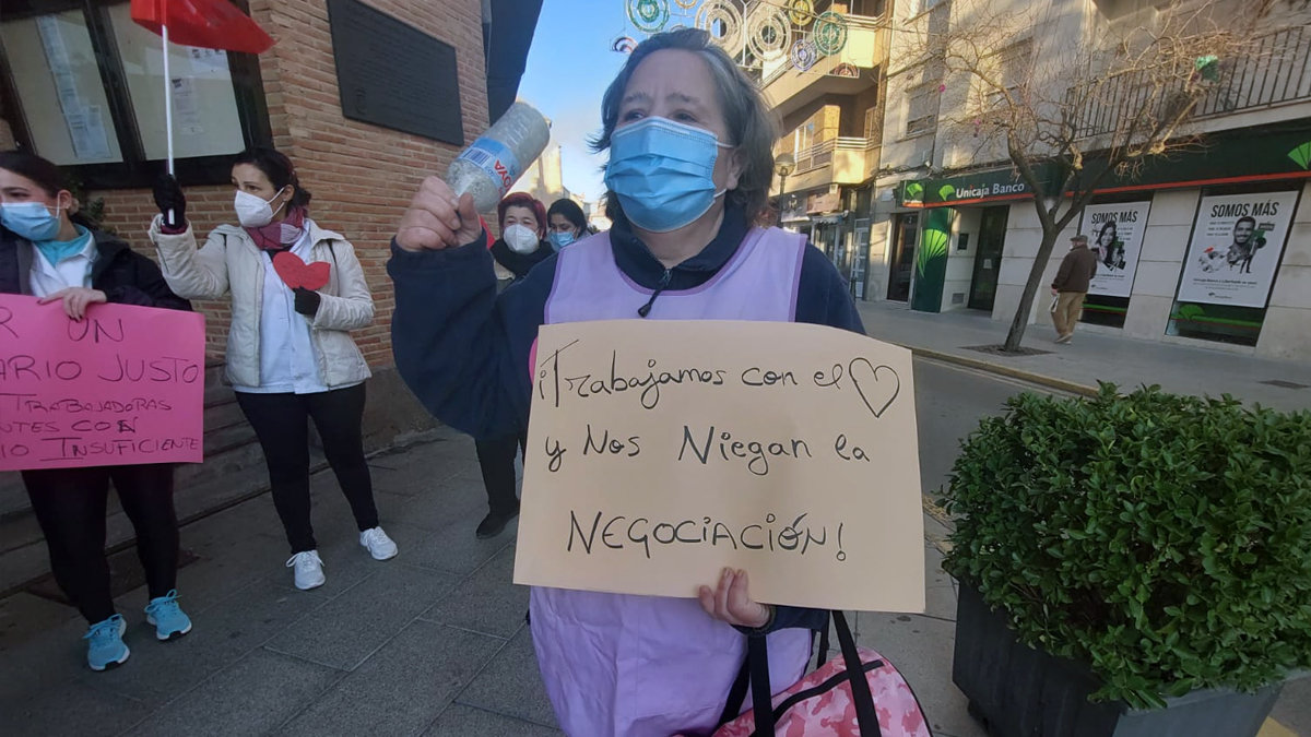 Una trabajadora de ayuda a domicilio protesta en Miguelturra (Ciudad Real) ante la negativa de la patronal a negocial el convenio colectivo. — ARCHIVO
