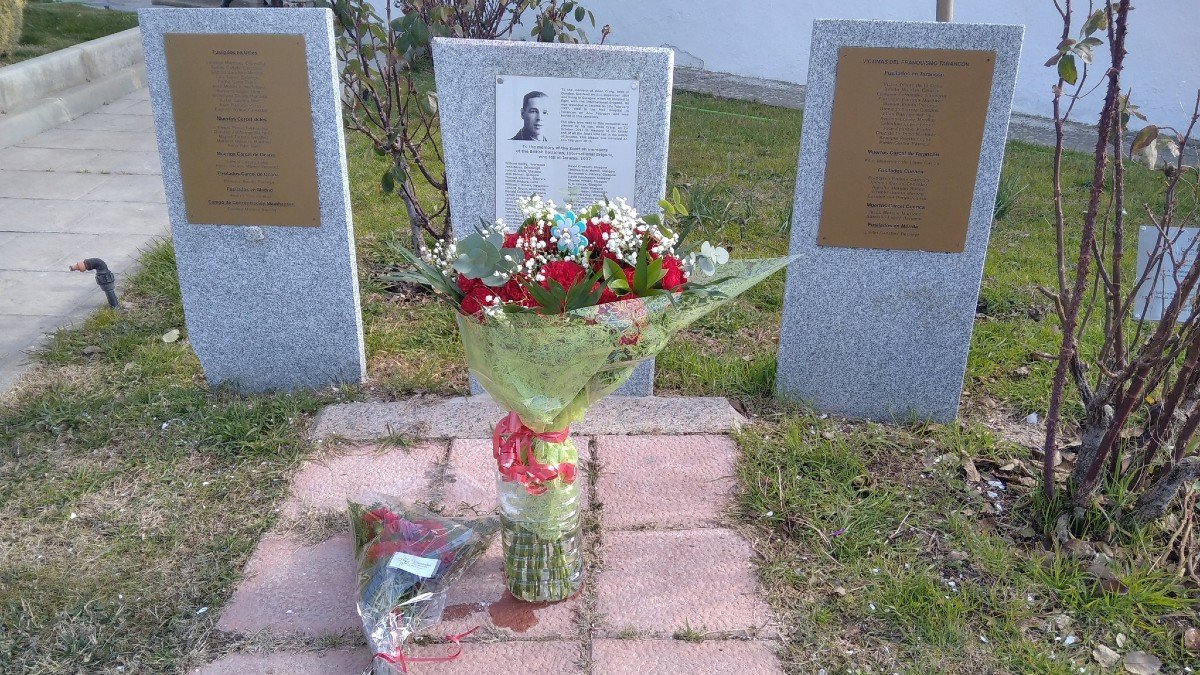 Las renovadas placas con los nombres de las víctimas se encuentran ya colocadas en el cementerio de Tarancón. — @HTarancon