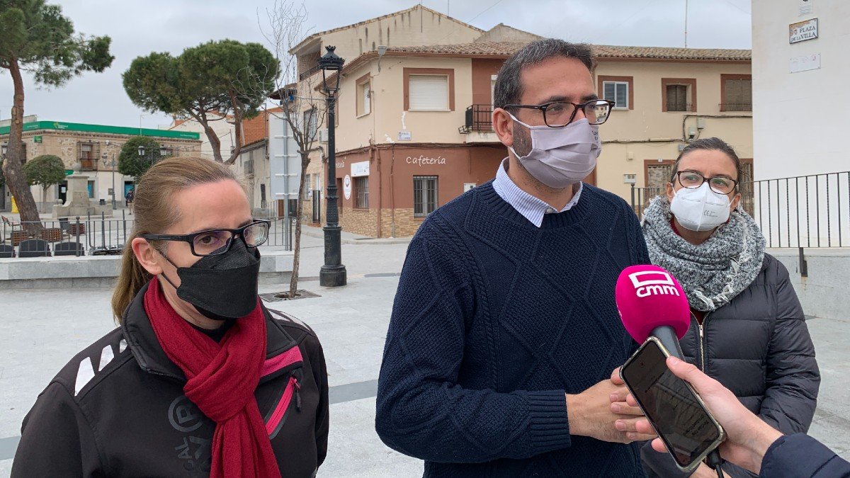 El secretario de Organización socialista, Sergio Gutiérrez, ha visitado hoy Las Ventas de Retamosa, junto a la también diputada nacional Esther Padilla.