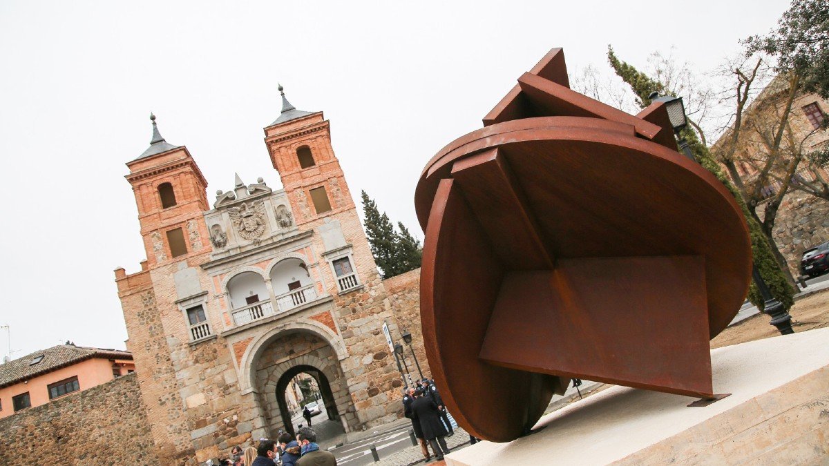 La escultura de Canogar con la que Toledo rinde homenaje a las víctimas de la covid-19 se ubica frente a la Puerta del Cambrón.