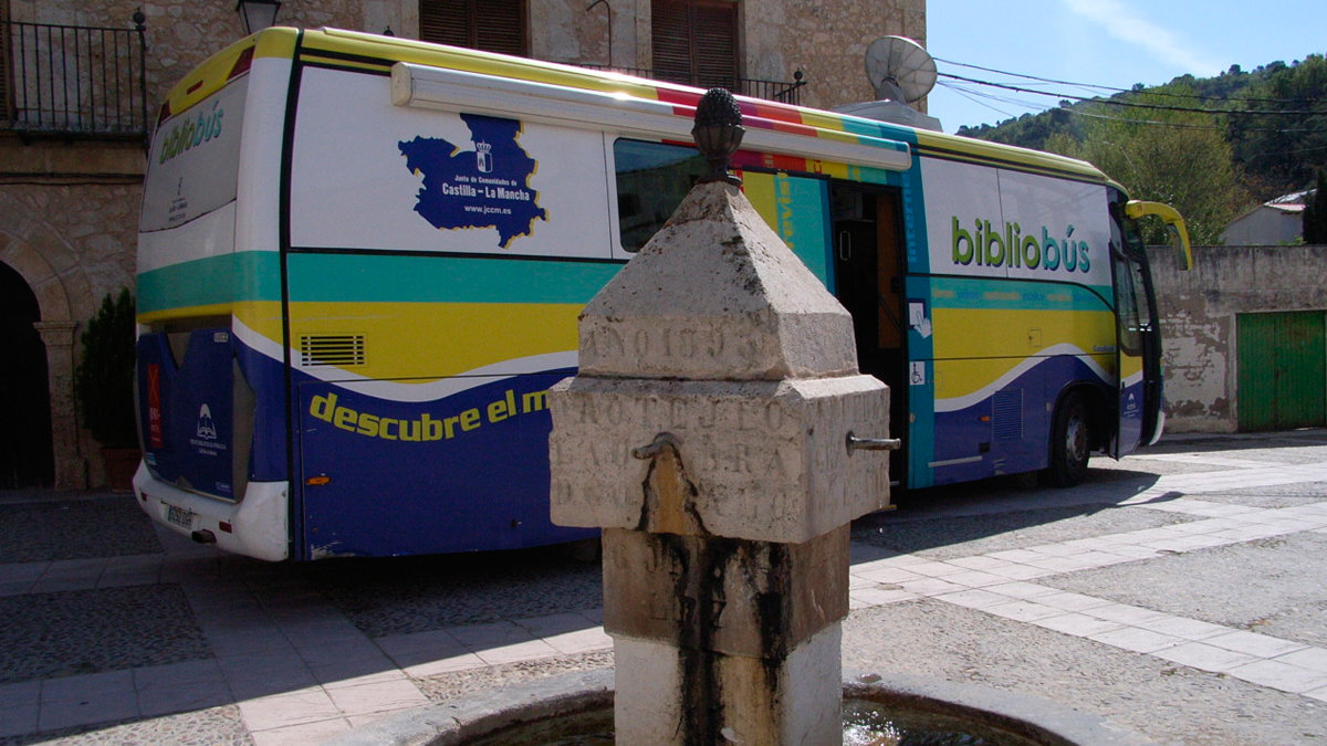 Bibliobús de Castilla-La Mancha estacionado en Almoguera (Guadalajara). — ARCHIVO