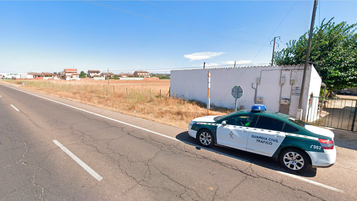 Vehículo de la Guardia Civil en el kilómetro 2 de la CM-4101, en Talavera de la Reina (Toledo).