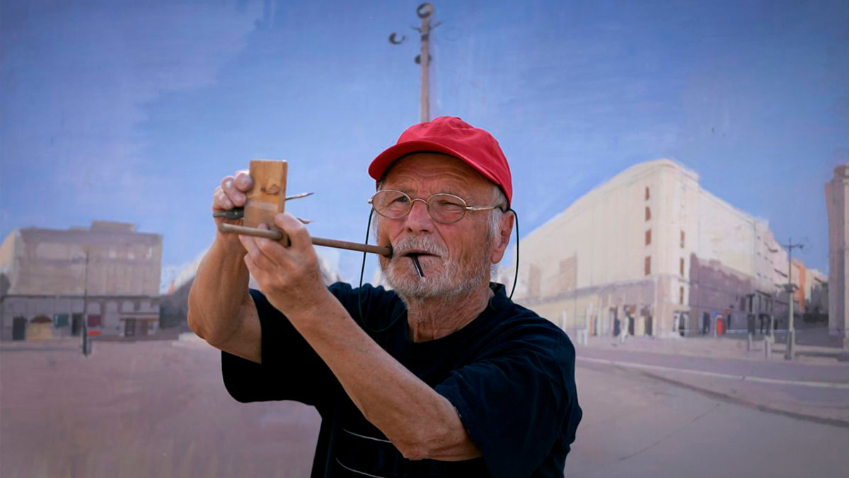 El pintor tomellosero Antonio López tomando medidas para su cuadro de la Puerta del Sol de Madrid. — EFE