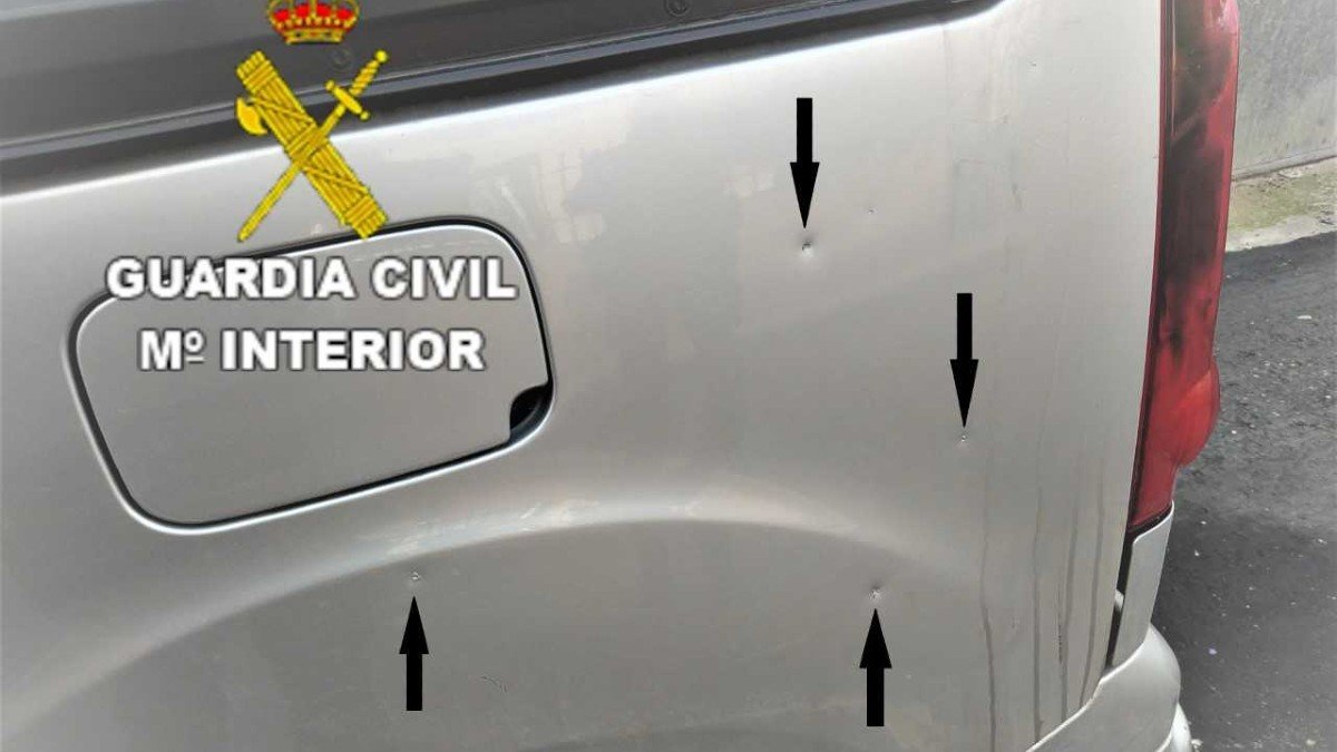 Impactos de perdigones en uno de los vehículos dañados por el detenido. — GUARDIA CIVIL