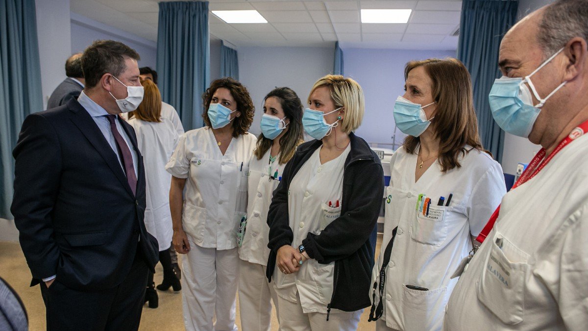 García-Page ha intercambiado impresiones con algunos sanitarios del centro hospitalario. - JCCM