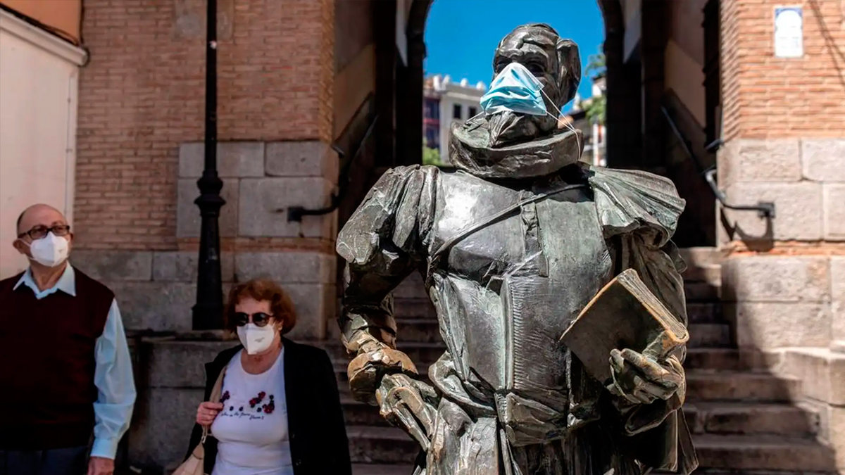Estatua de Miguel de Cervantes en Toledo, con una mascarilla. —EFE/ARCHIVO