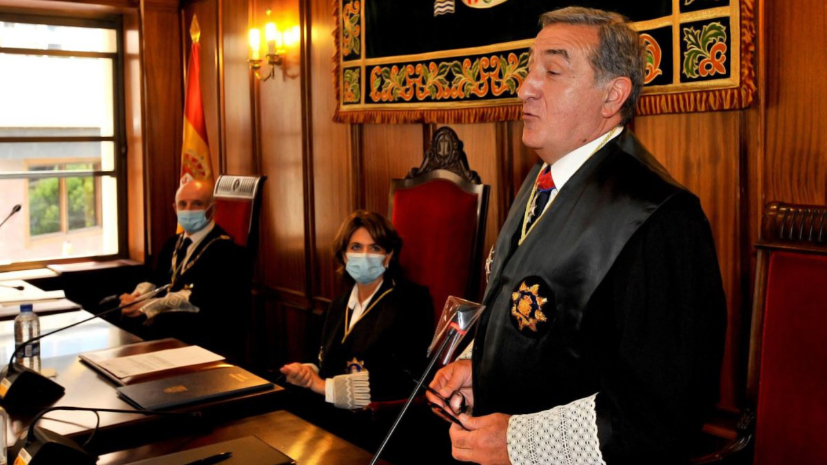 A la derecha, el fiscal superior de Castilla-La Mancha, Emilio Fernández, y junto a él, sentada, la fiscal deneral del Estado, Dolores Delgado. — ARCHIVO