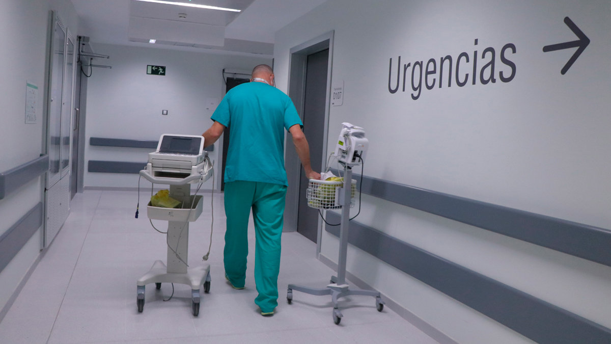 Un sanitario del Servicio de Salud de Castilla-La Mancha (Sescam) recorre las Urgencias del Hospital Universitario de Toledo. — ARCHIVO