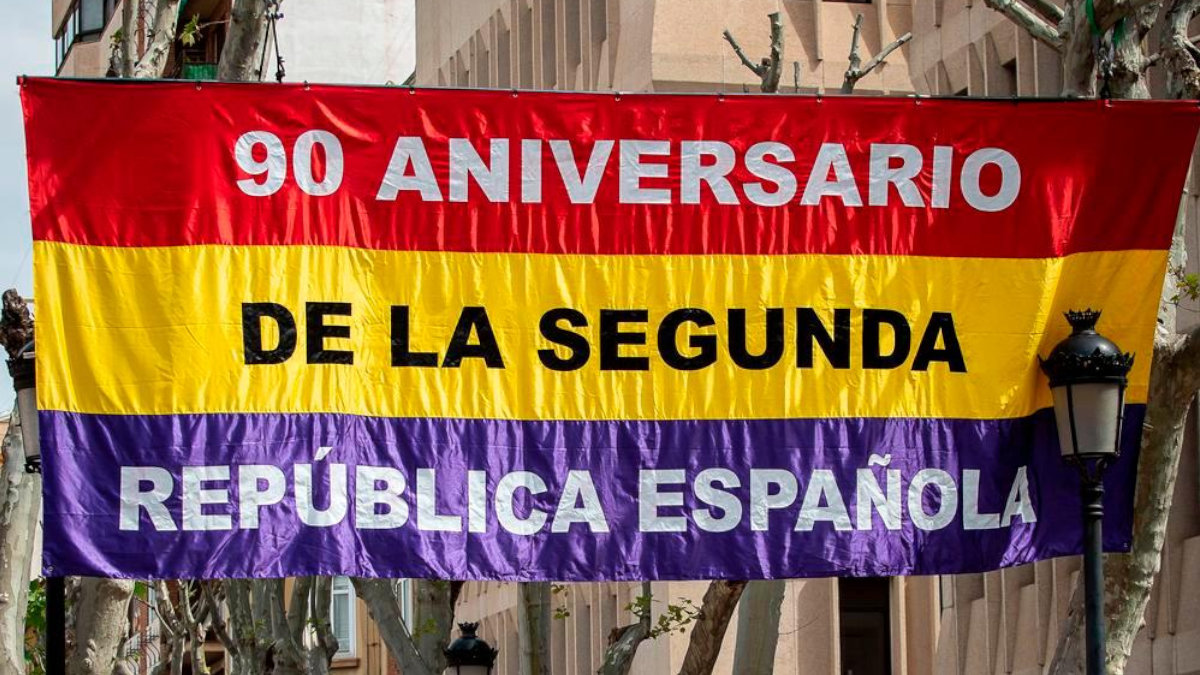 Pancarta tricolor instalada en Albacete por el 90 aniversario de la proclamación de la Segunda República.— Albacete por la República