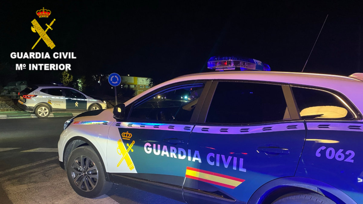 Un vehículo ha chocado con el coche patrulla de la Guardia Civil poco después de la medianoche. | ARCHIVO