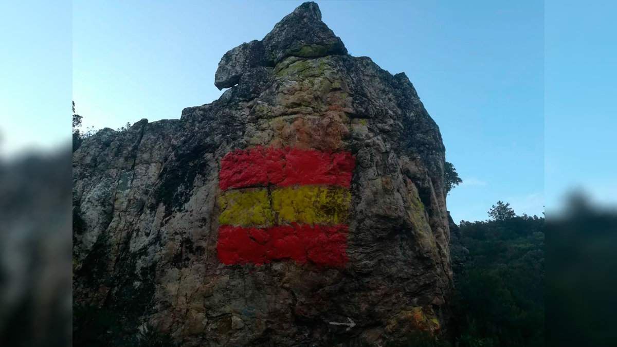 La bandera española fue pintada sobre tres pinturas rupestres de la localidad ciudadrealeña de Solana del Pino. — @SALTALOMAS