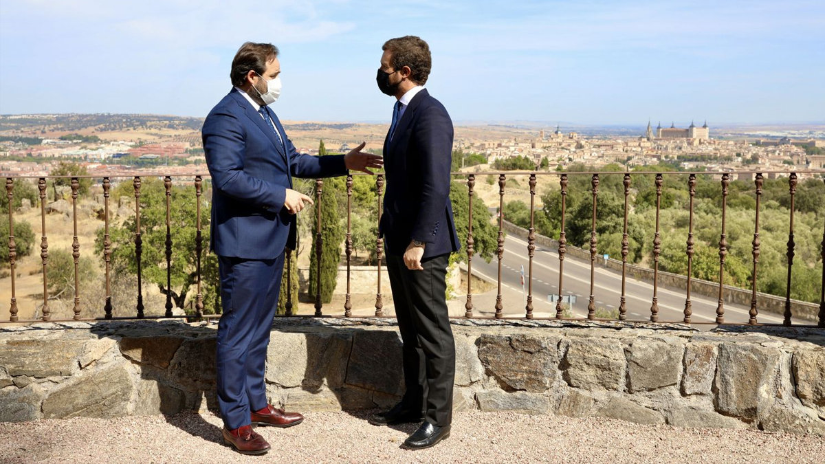 El presidente del PP de Castilla-La Mancha, Francisco Núñez, junto al líder nacional de la formación, Pablo Casado, con la ciudad de Toledo de fondo. — ARCHIVO