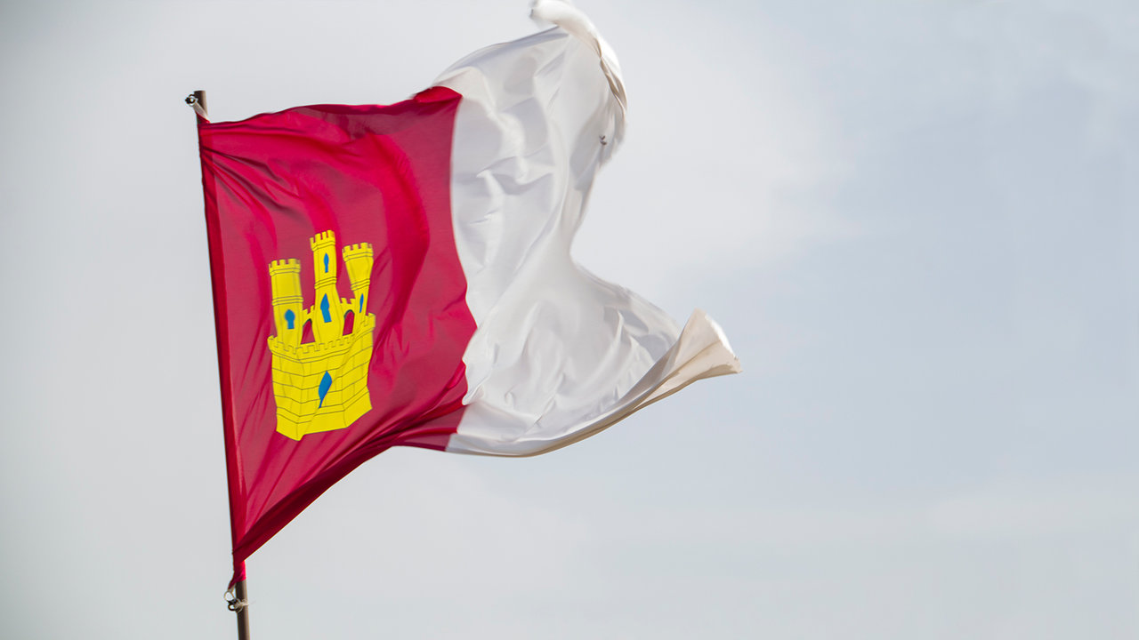 Bandera de Castilla-La Mancha ondeando. — KUM111