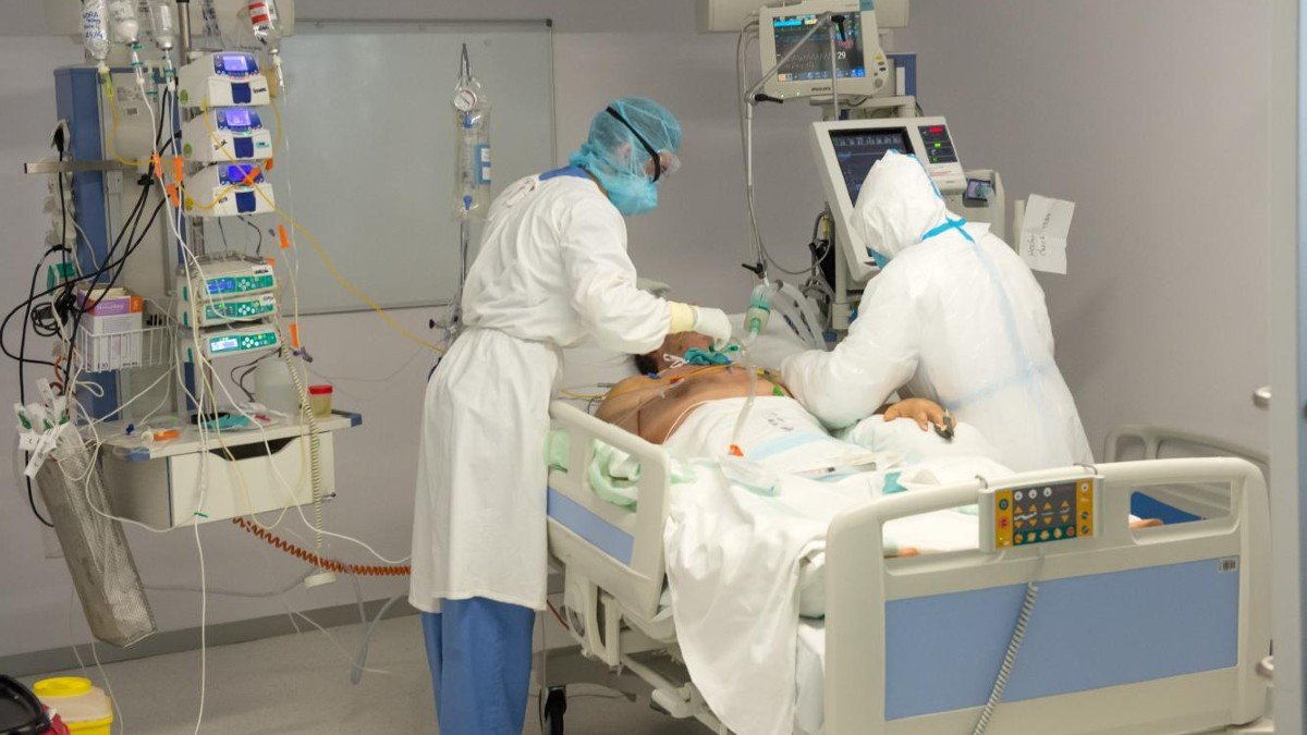 En los hospitales de la región hay 365 pacientes covid ingresados. 
