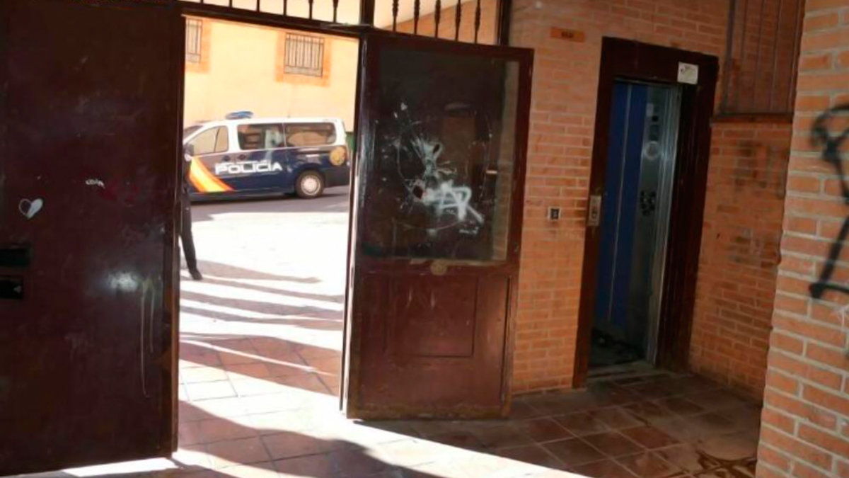 Interior de una de las entradas de los bloques okupados en calle Joan Miró, Puertollano (Ciudad Real).— POLICÍA NACIONAL
