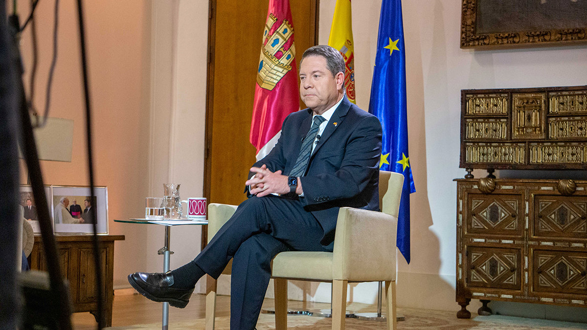 El presidente regional, Emiliano García-Page, durante su entrevista con motivo de la celebración del 40 aniversario del Estatuto de Autonomía. — A. PÉREZ