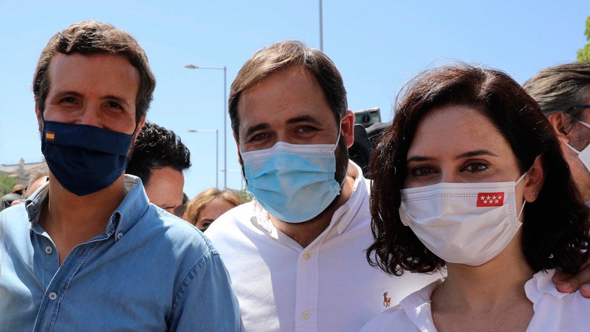 El presidente del PP castellanomanchego, Paco Núñez, en medio del líder nacional del partido, Pablo Casado, y de la madrileña Isabel Díaz Ayuso. — ARCHIVO