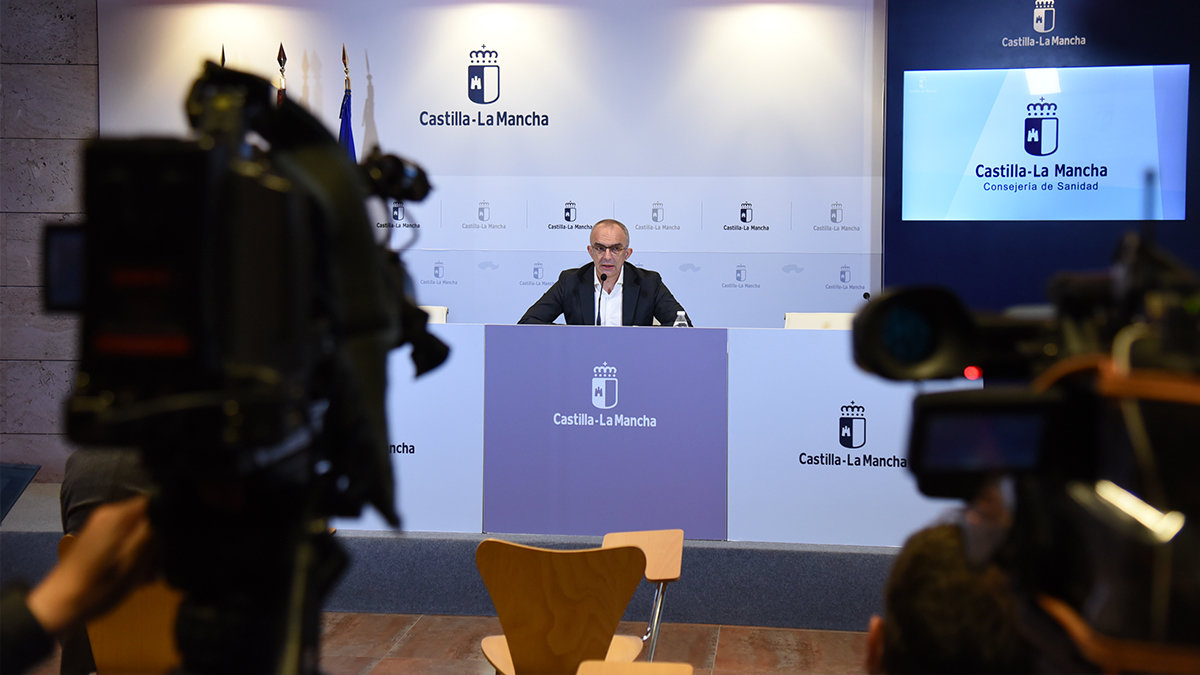 El director general de Salud Pública, Juan Camacho, informando este viernes sobre la evolución de la pandemia en Castilla-La Mancha. — J. MÁRQUEZ
