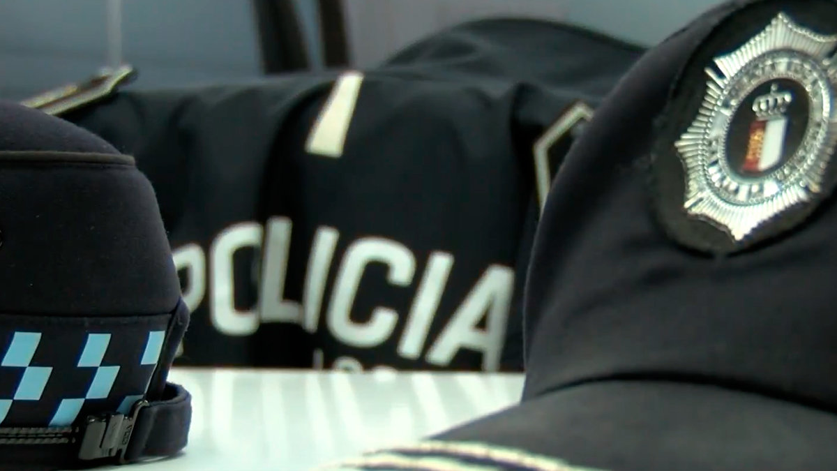 Imagen de archivo de uniformes del Cuerpo de la Policía Local de Castilla-La Mancha. — SPL-CLM