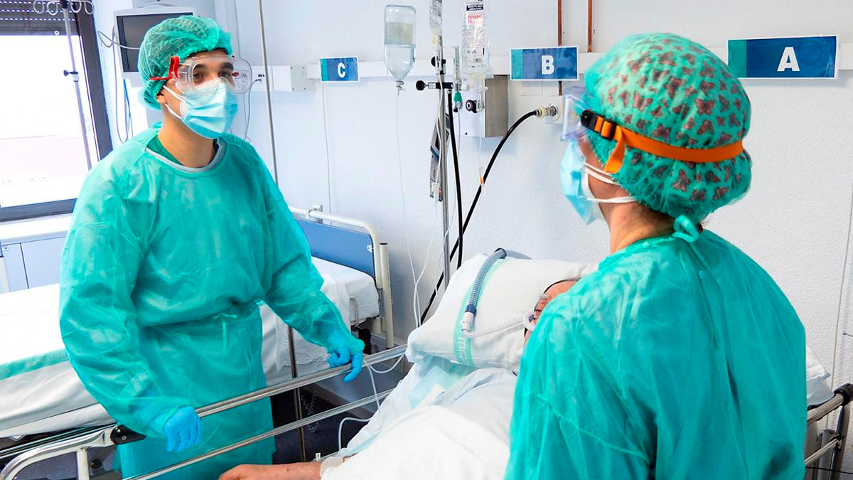 Sanitarios del Sescam atendiendo a un paciente.— ARCHIVO
