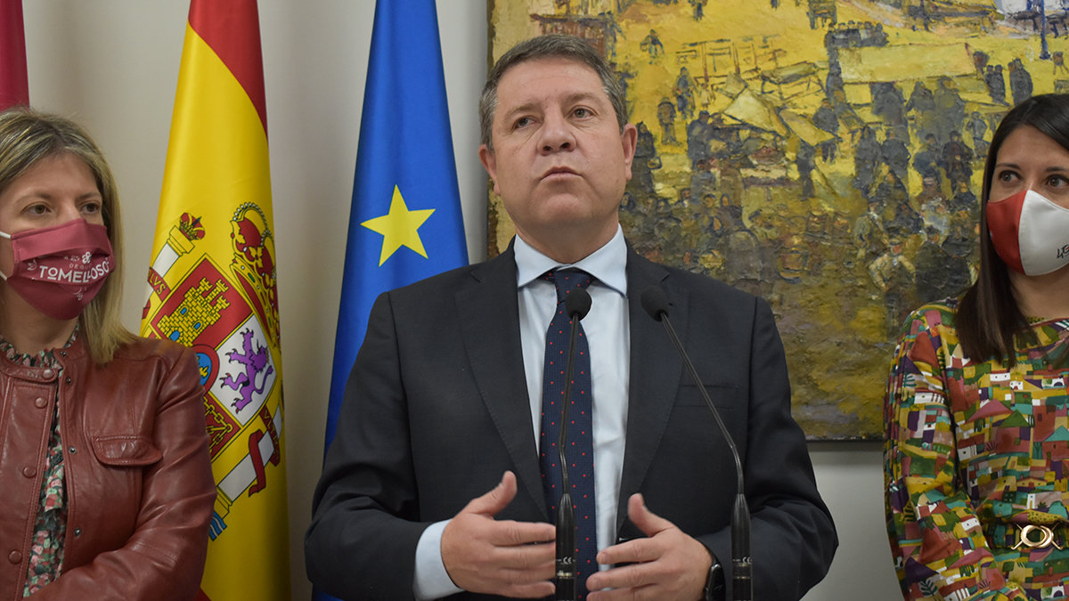 El presidente de Castilla-La Mancha, Emiliano García-Page, anunciando durante su visita a Tomelloso las consultas  postcovid para las áreas sanitarias de la región. — T. GARCÍA