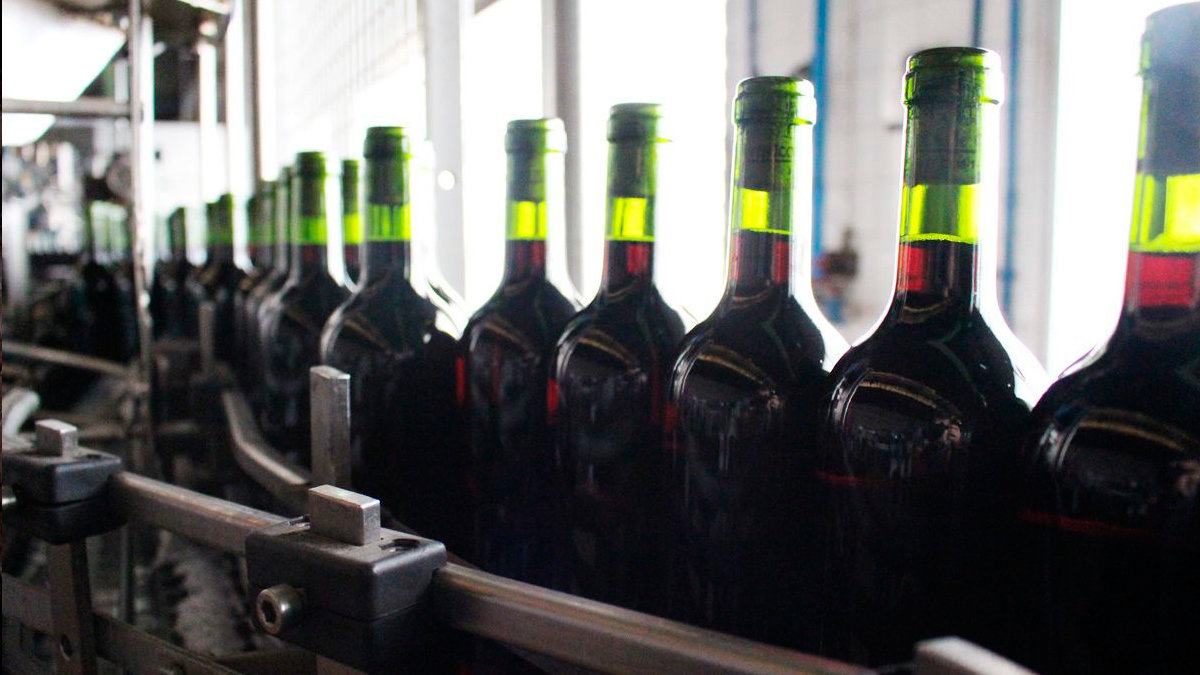 Imagen del proceso de embotellado del vino. — ARCHIVO