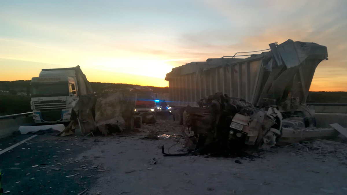 Imagen del accidente de los dos camiones en la A-3 a su paso por la localidad conquense de Tébar. — CUENCA112