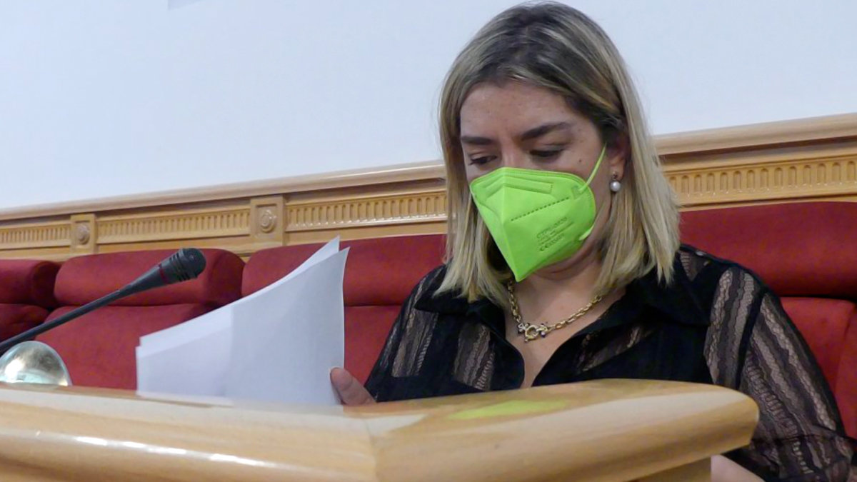 La portavoz de Vox en el Ayuntamiento de Toledo, María de los Ángeles Ramos, durante un Pleno. — ARCHIVO