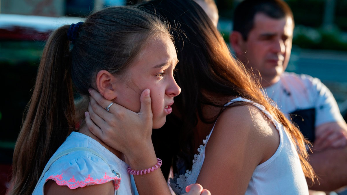 Una niña de Ucrania se despide en 2020, entre lágrimas, de su familia de acogida en Ciudad Real. — CREAN