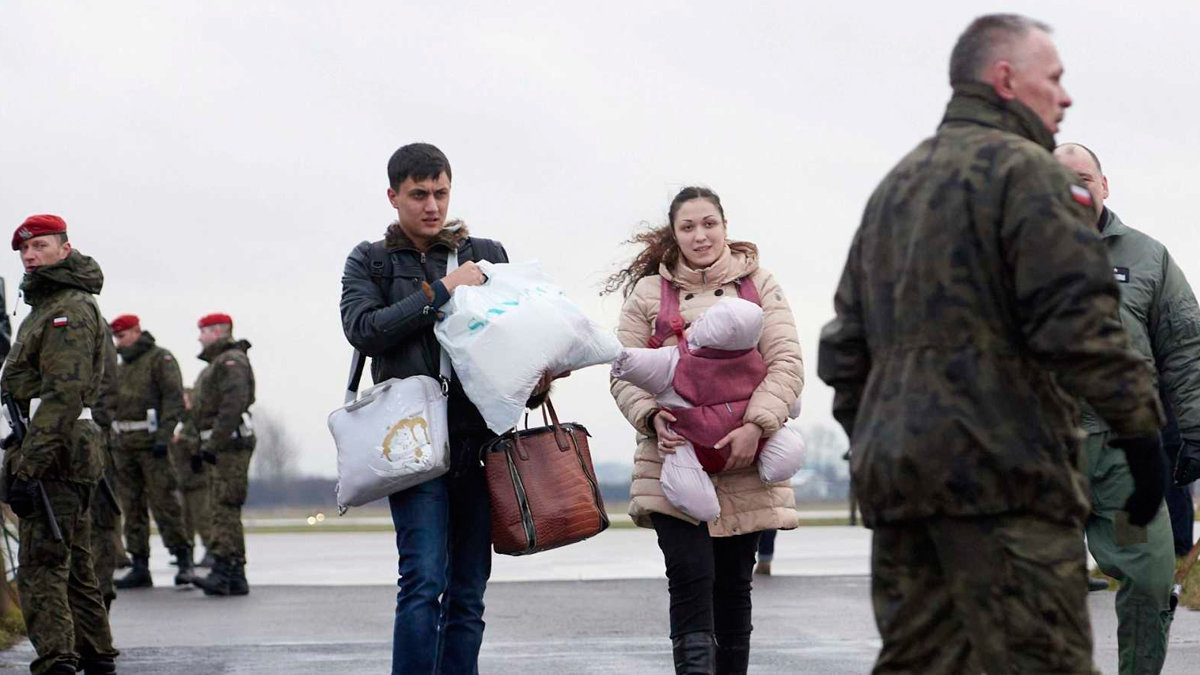 Una familia ucraniana llegando al aeropuerto militar de Krolwwo Malborskie (Polonia). — EFE