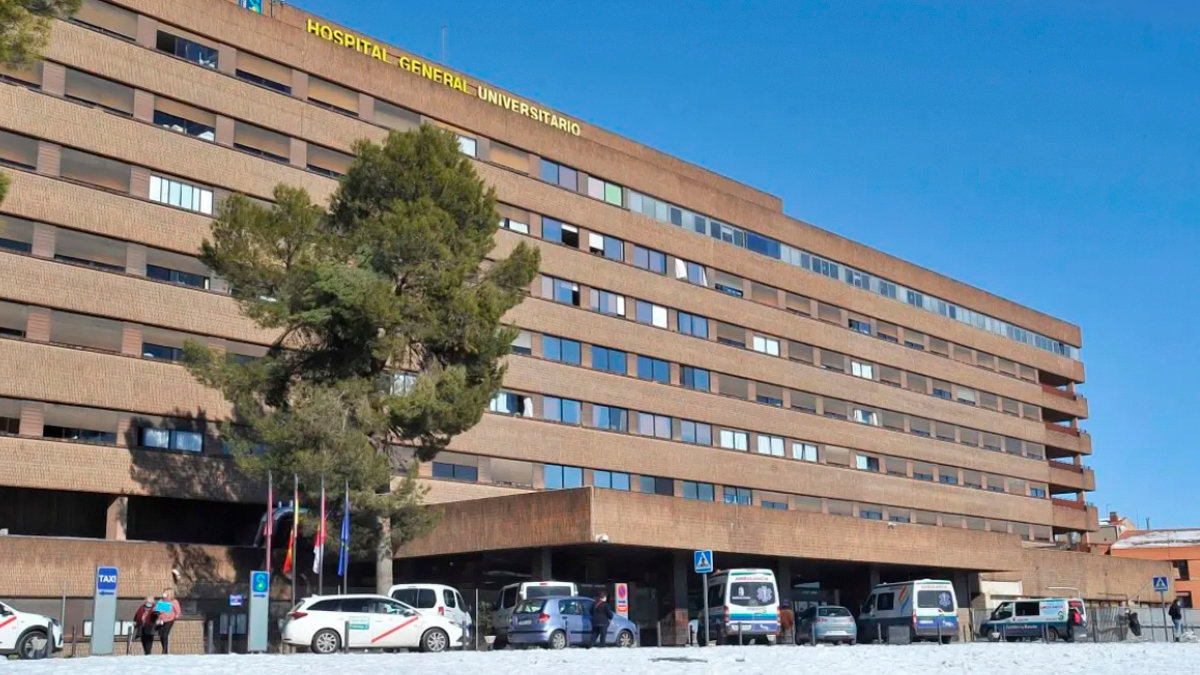 Complejo hospitalario de Albacete, donde ha sido ingresada la empleada herida.— EFE