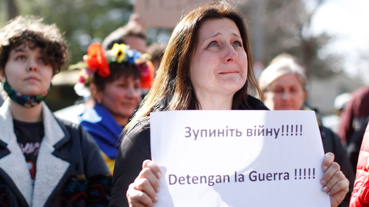 Concentración este jueves de ucranianos frente a consulados de Rusia en España para protestar contra la guerra. — EFE