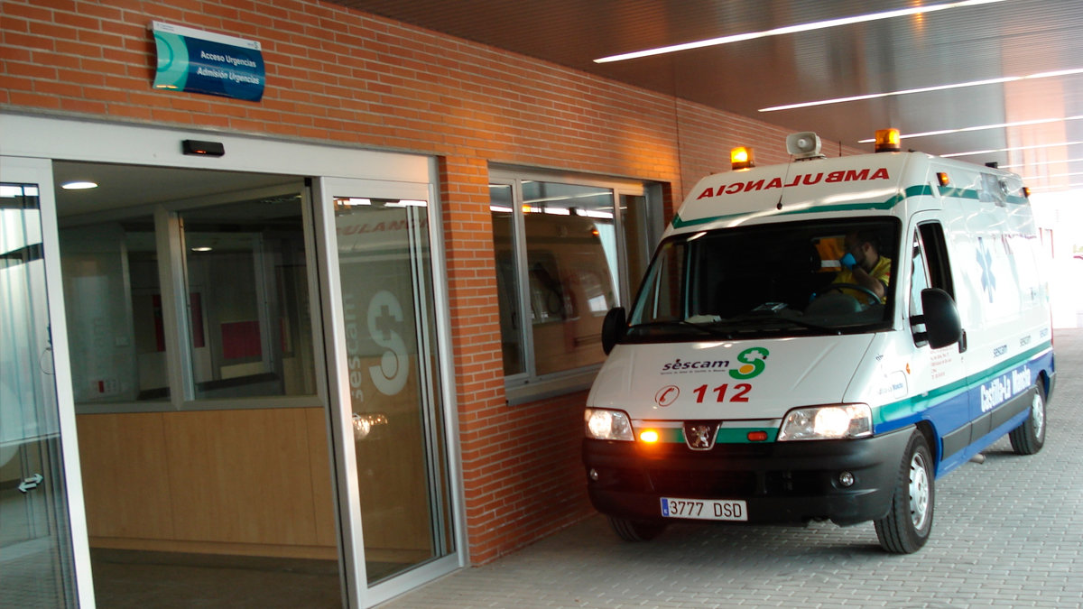 Una ambulancia accede a las Urgencias del Hospital Mancha Centro de Alcázar de San Juan (Ciudad Real). — ARCHIVO