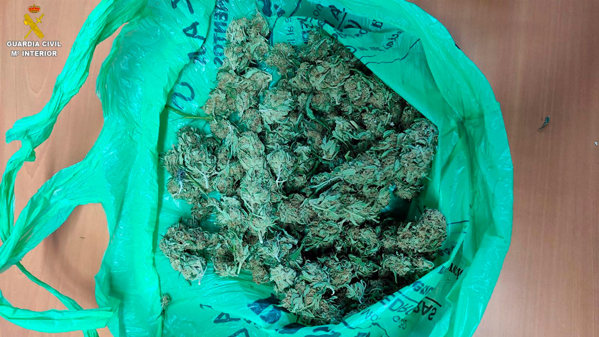 Bolsa de marihuana incautada al delincuente.— GUARDIA CIVIL CUENCA